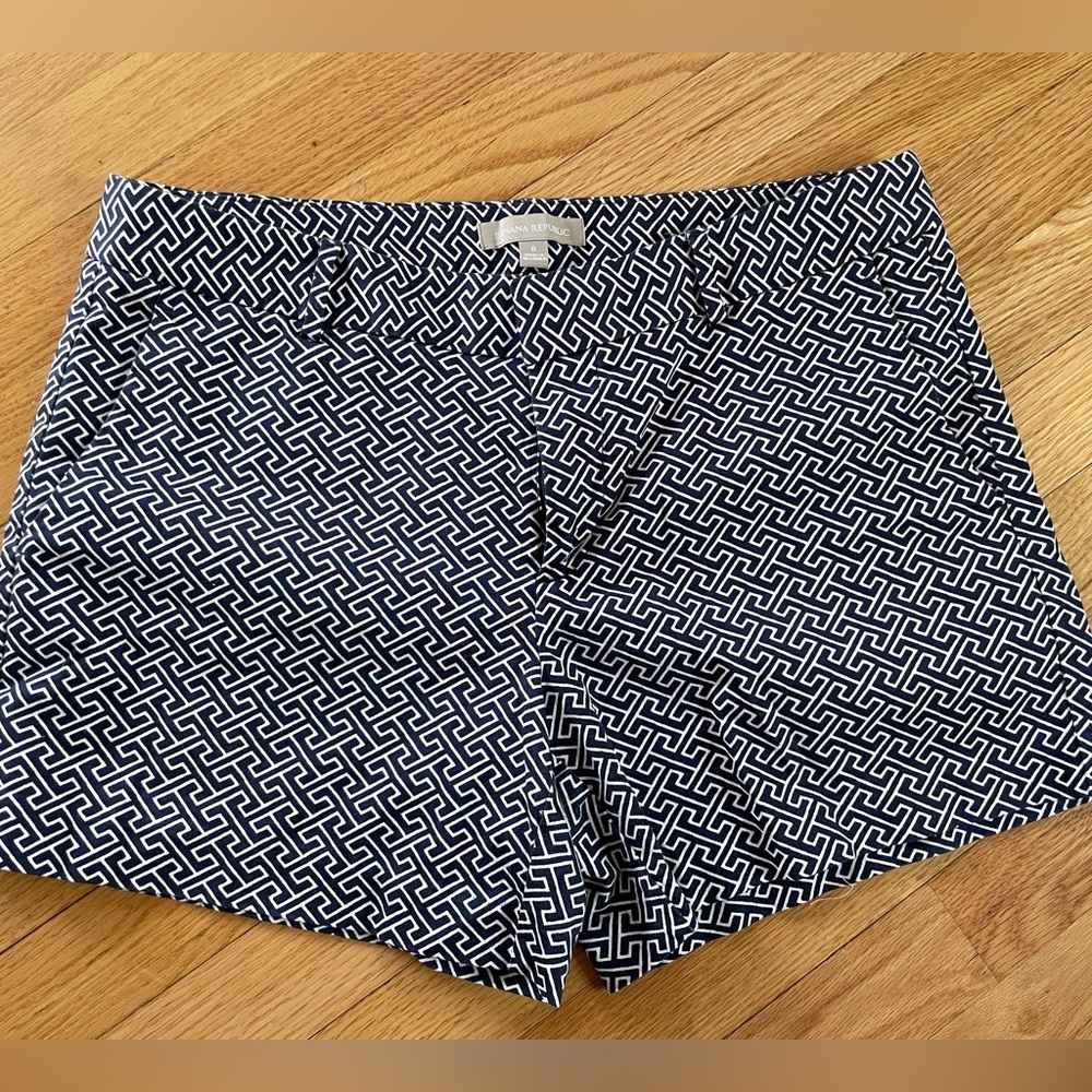 Banana republic shorts in navy and white sz. 8